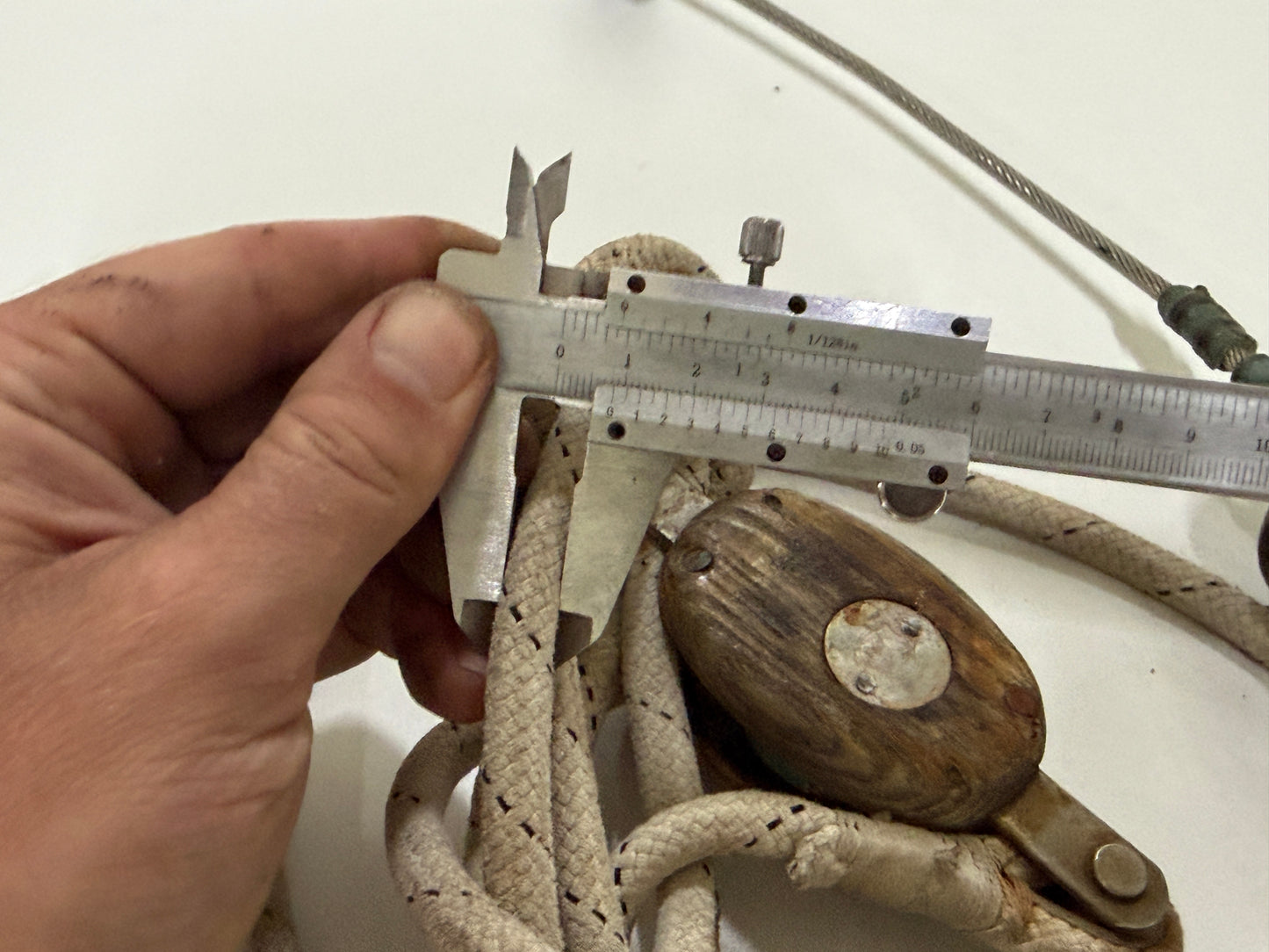 2 Houten blokken met bronzen schijf 37 mm tot 10 mm lijn