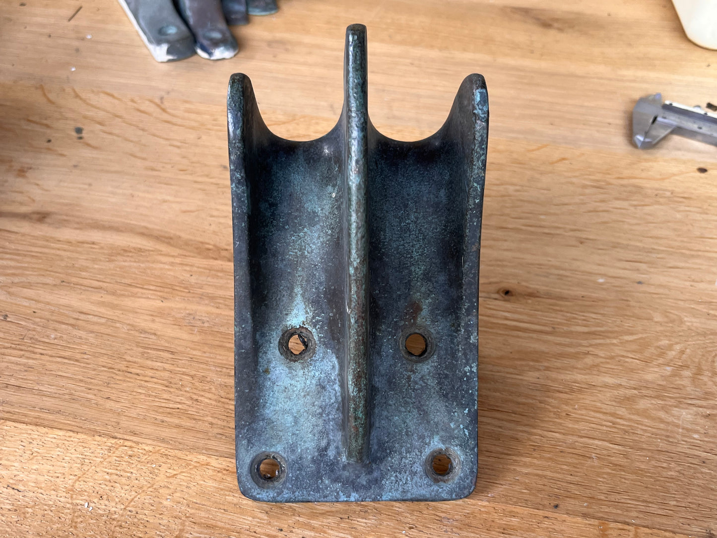 Bronzen boeggeleider