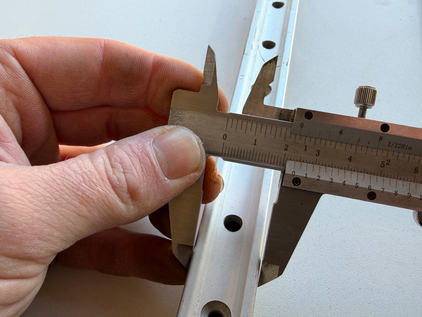 Rail 140 cm 23 mm breed met HYE kar en 2 stoppers nieuw