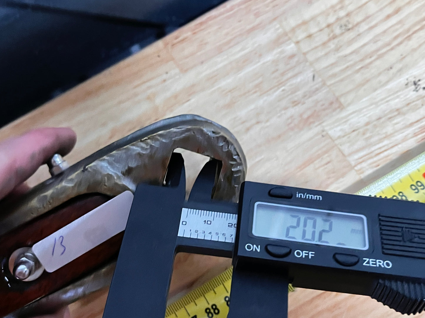 Houten helmstok met bronzen beslag 90 cm