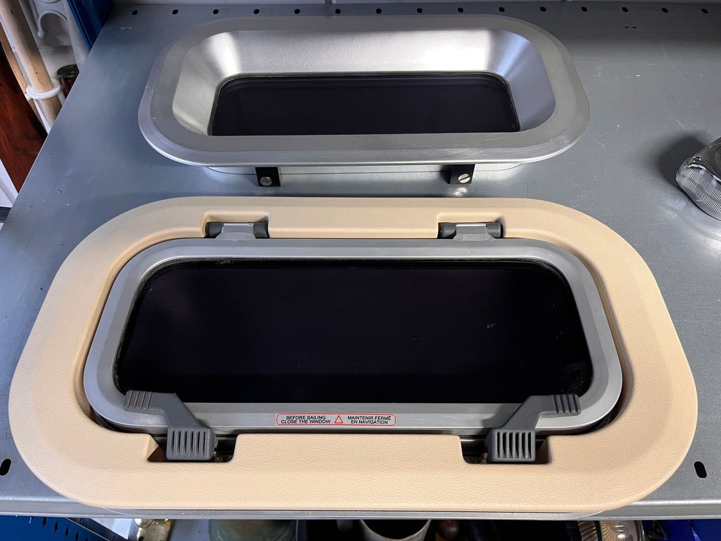 2 x Lewmar patrijspoort open / dicht 40 x 22 cm ongebruikt