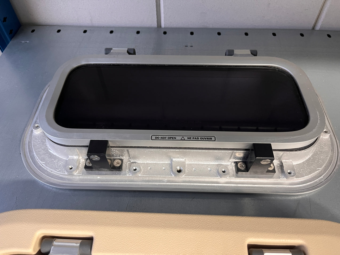 2 x Lewmar patrijspoort open / dicht 40 x 22 cm ongebruikt