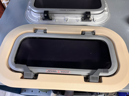 2 x Lewmar patrijspoort open / dicht 40 x 22 cm ongebruikt