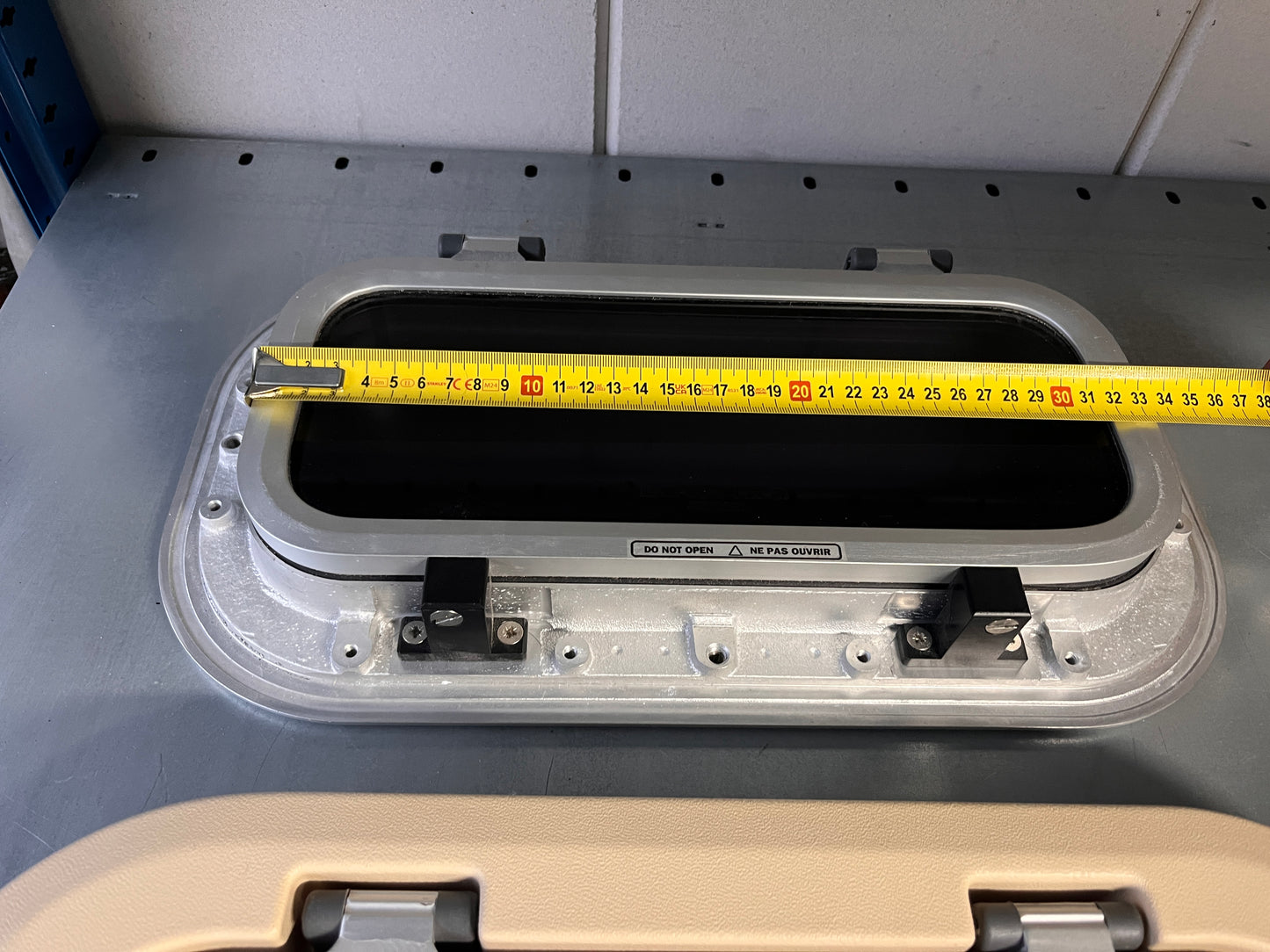 2 x Lewmar patrijspoort open / dicht 40 x 22 cm ongebruikt