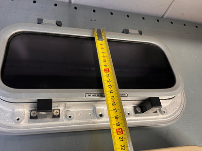 2 x Lewmar patrijspoort open / dicht 40 x 22 cm ongebruikt