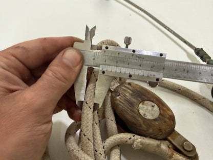 2 Houten blokken met bronzen schijf 37 mm tot 10 mm lijn