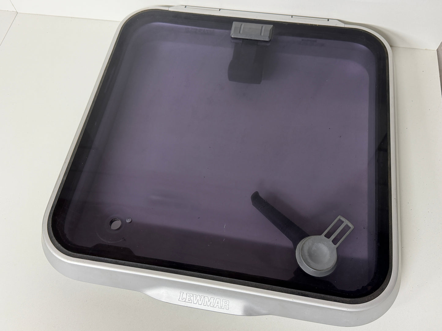 Lewmar dekluik / vluchtluik 48 x 48 cm