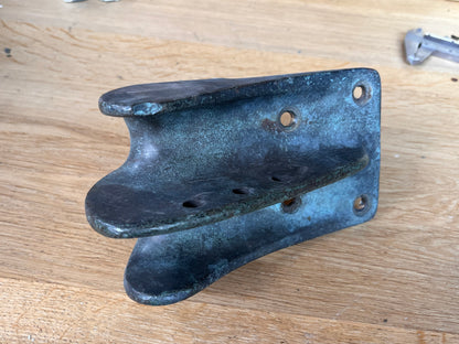 Bronzen boeggeleider