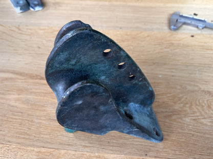 Bronzen boeggeleider