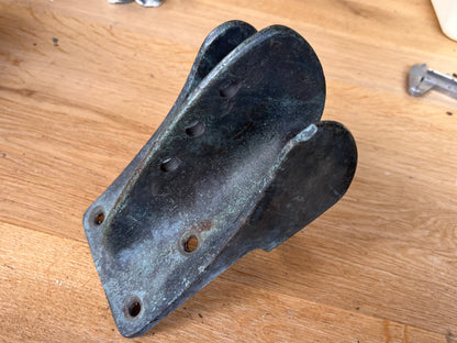 Bronzen boeggeleider