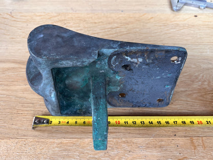 Bronzen boeggeleider