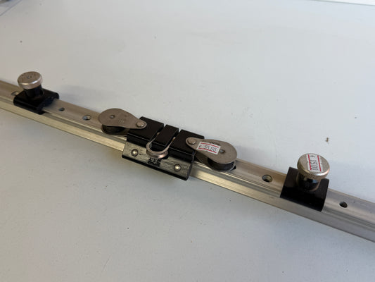 Rail 140 cm 23 mm breed met HYE kar en 2 stoppers nieuw