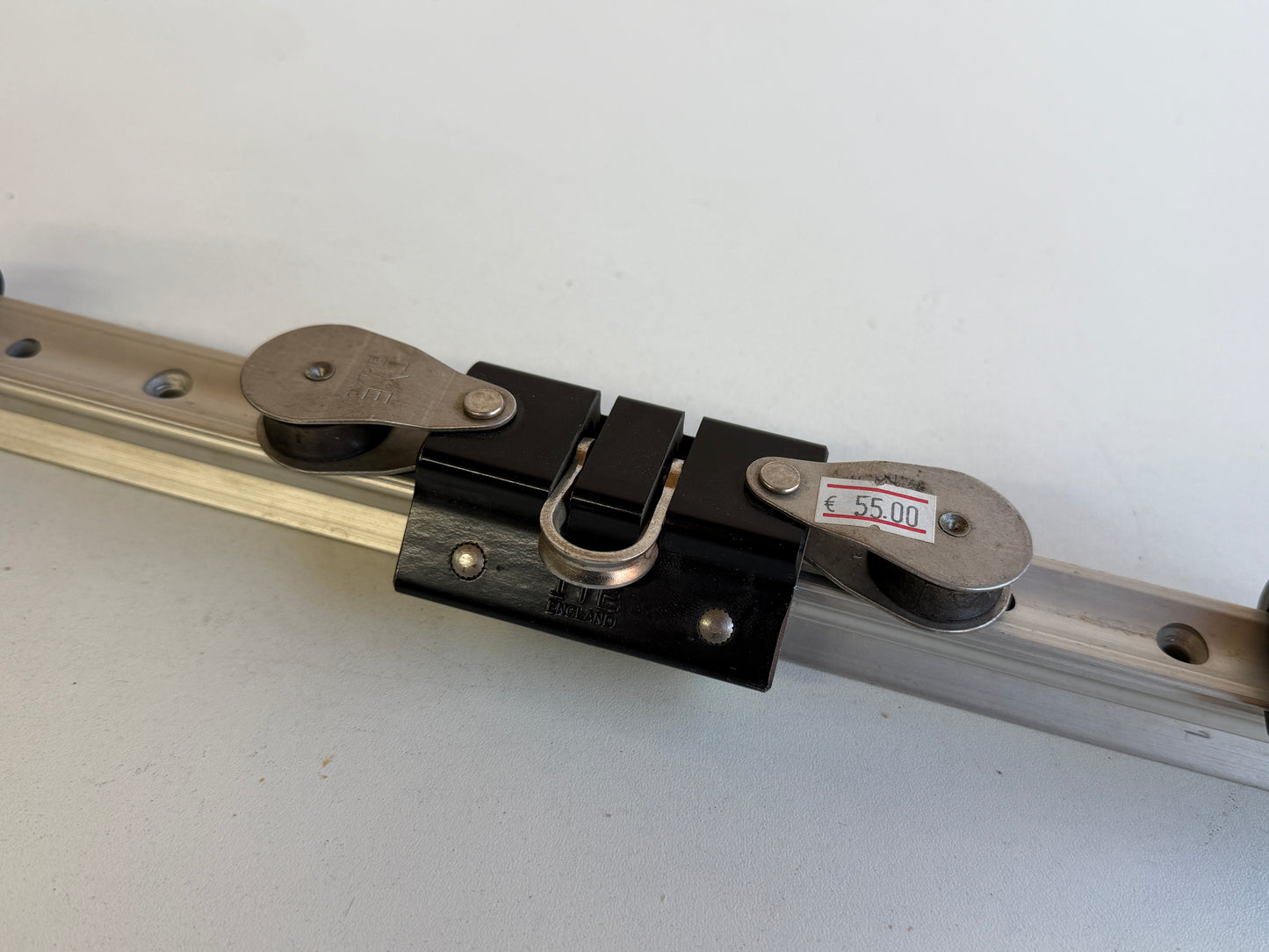 Rail 140 cm 23 mm breed met HYE kar en 2 stoppers nieuw