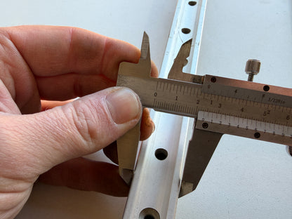 Rail 140 cm 23 mm breed met HYE kar en 2 stoppers nieuw