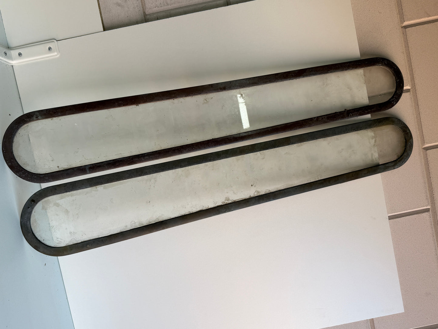 2 x Bronzen patrijspoort 900 x 150 mm