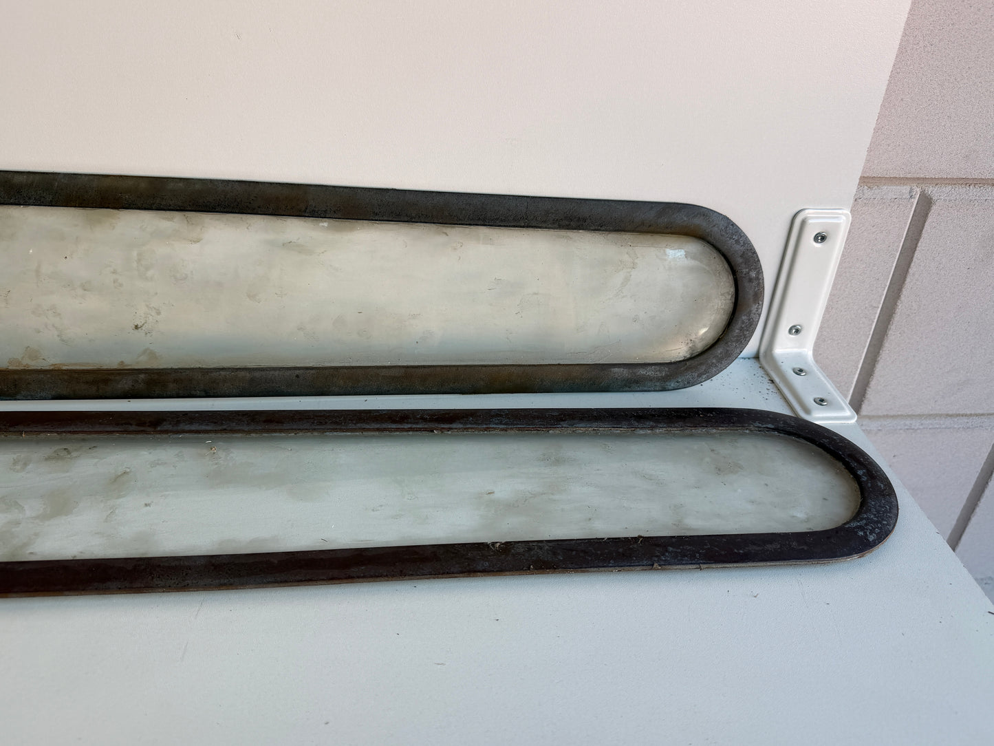 2 x Bronzen patrijspoort 900 x 150 mm