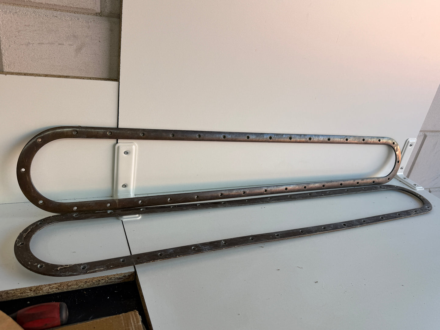 2 x Bronzen patrijspoort 900 x 150 mm