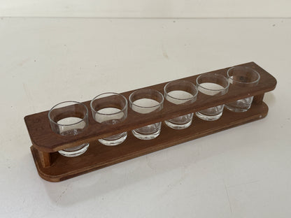 Houten borrelglasrek met glaasjes
