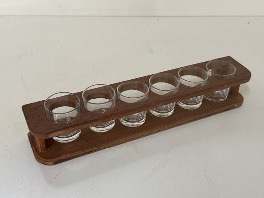 Houten borrelglasrek met glaasjes