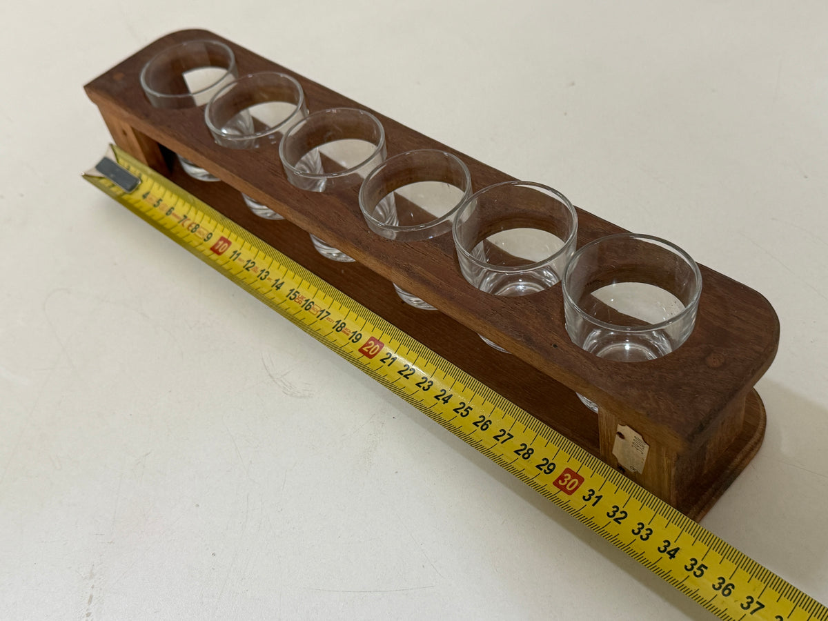 Houten borrelglasrek met glaasjes