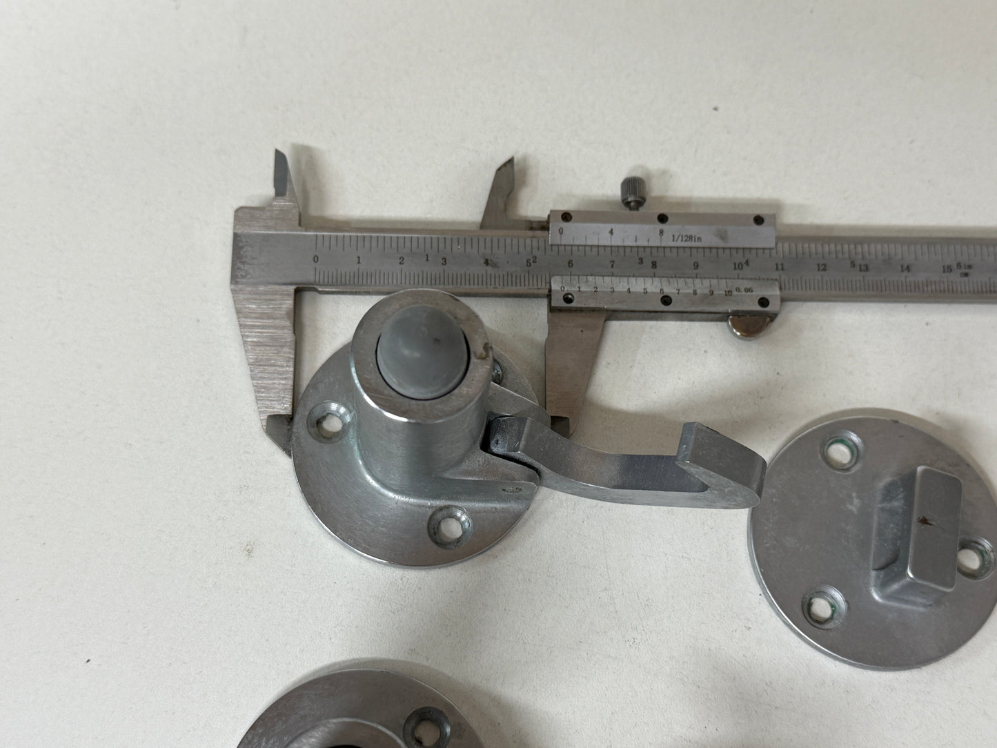 Deurvastzetter met valhaak en deurplaat 58 mm