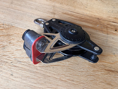 Harken 75C 1-schijfsblok ratchamatic met hondsvot en klem