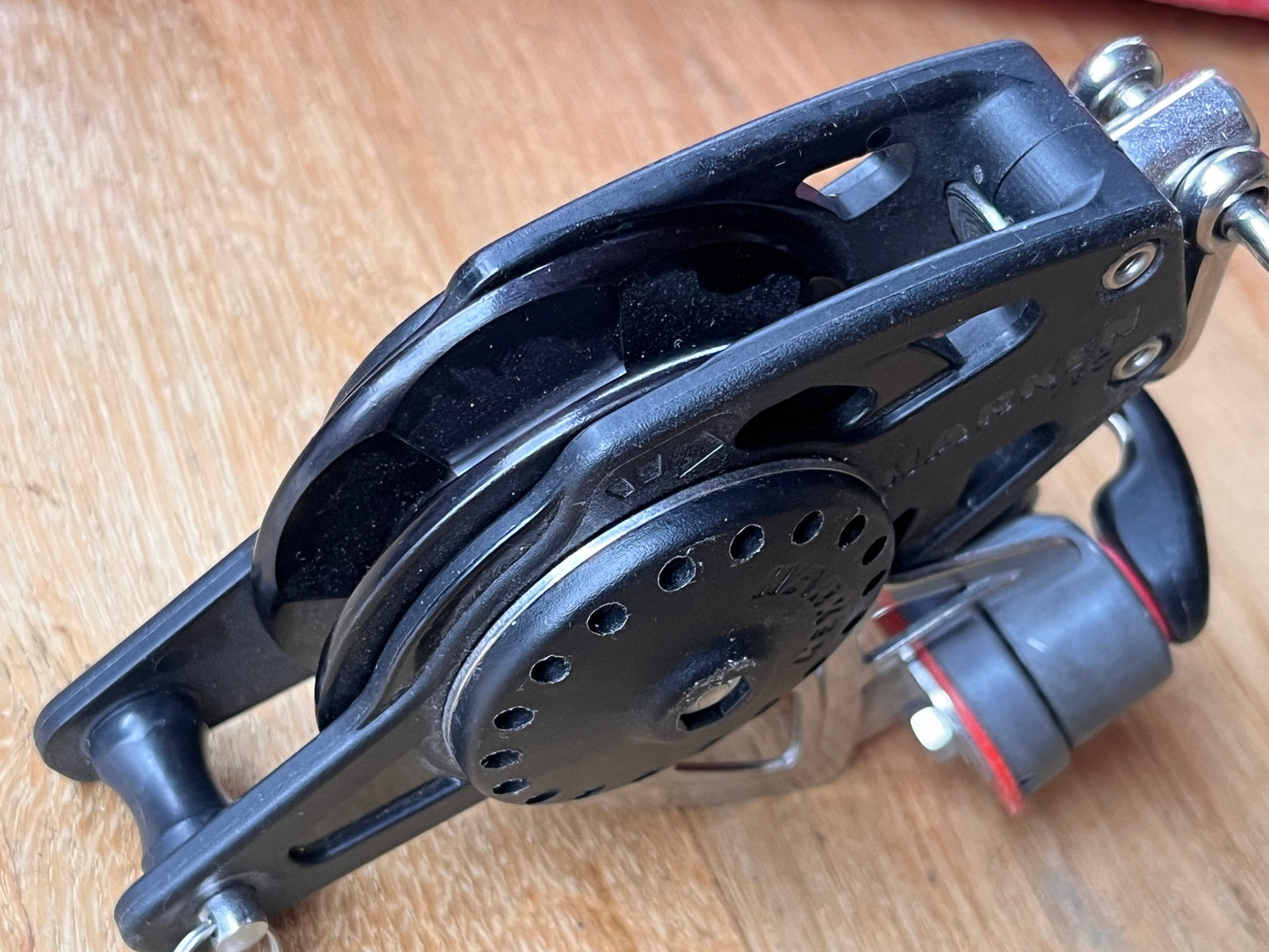 Harken 75C 1-schijfsblok ratchamatic met hondsvot en klem
