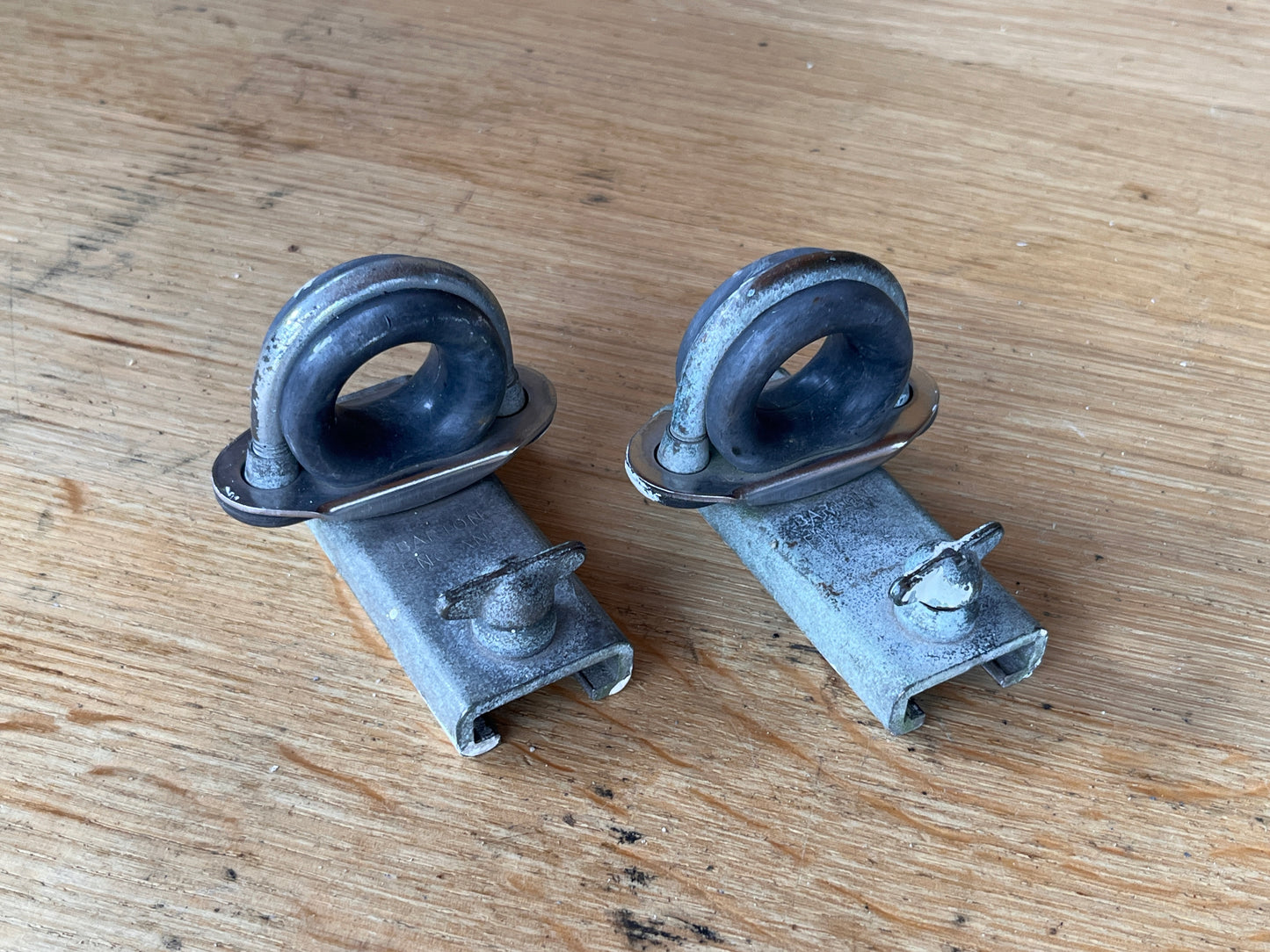 Oog voor op rail, van brons