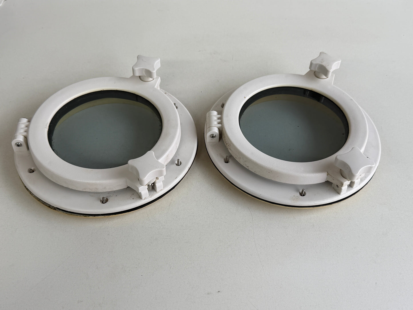 2 x Witte kunststof patrijspoort 21 cm