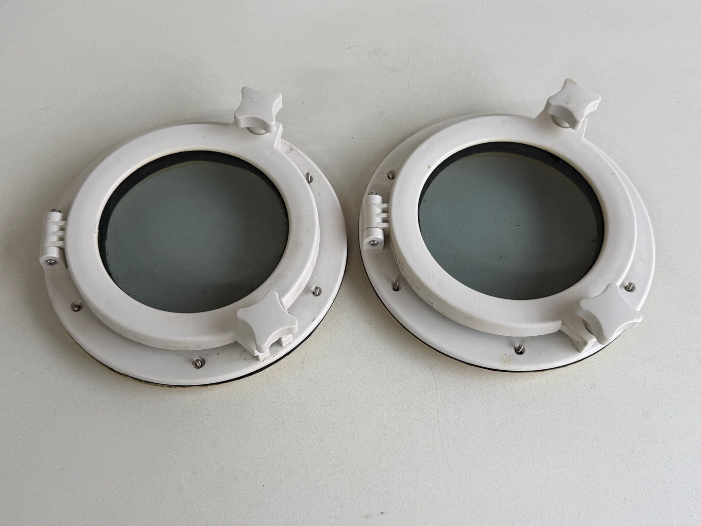 2 x Witte kunststof patrijspoort 21 cm
