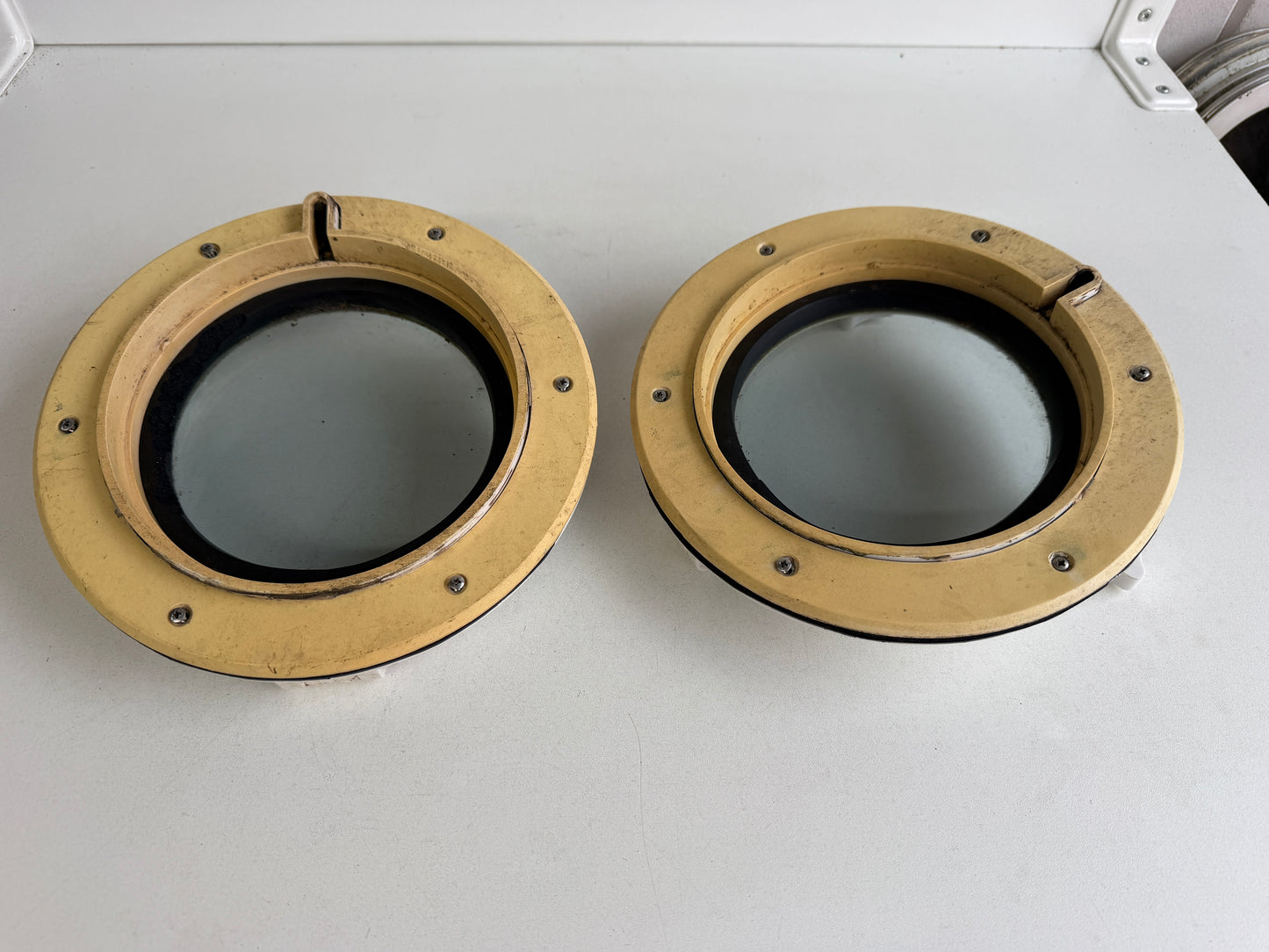 2 x Witte kunststof patrijspoort 21 cm