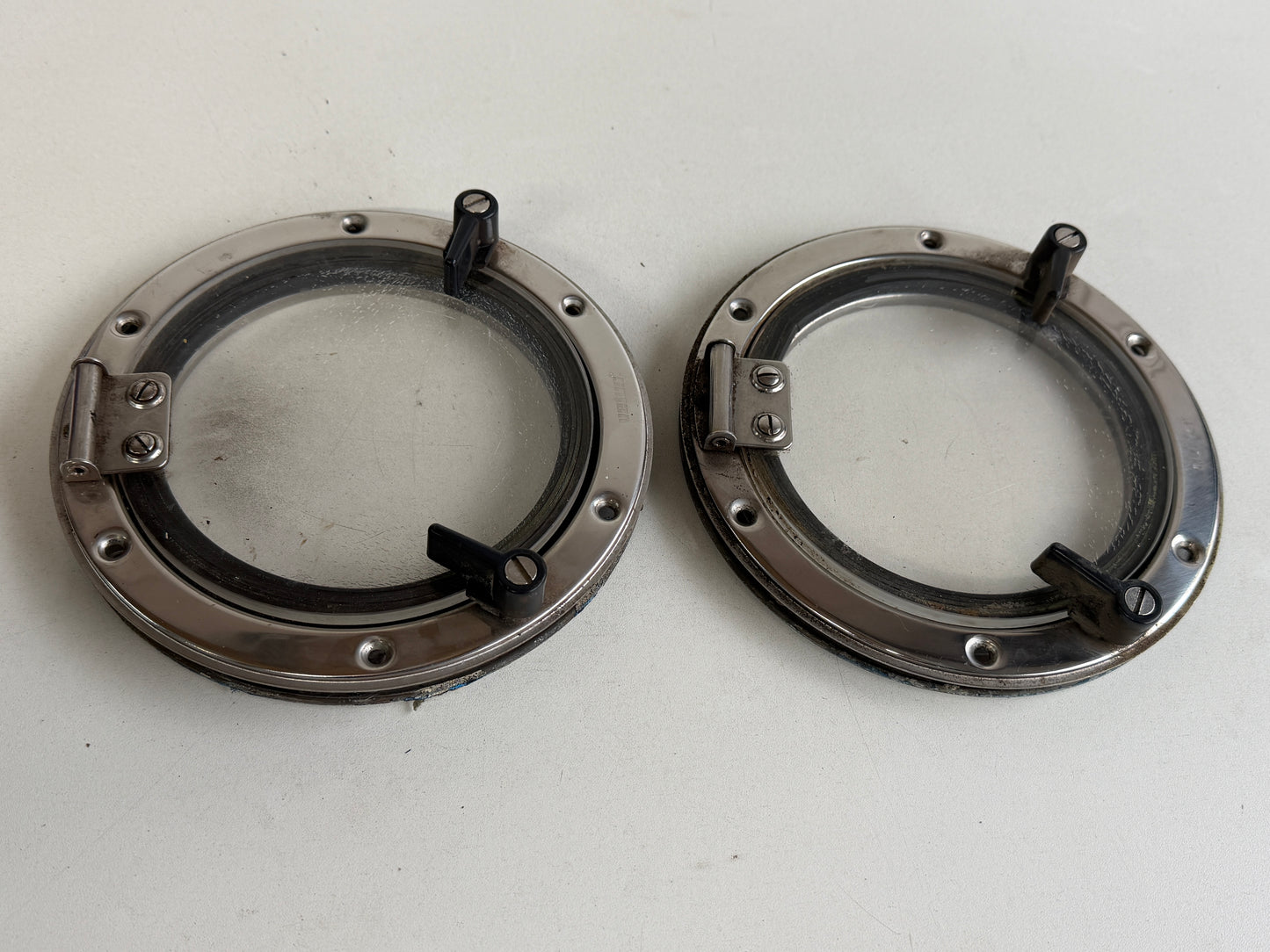 2 x Vetus 185 mm patrijspoort