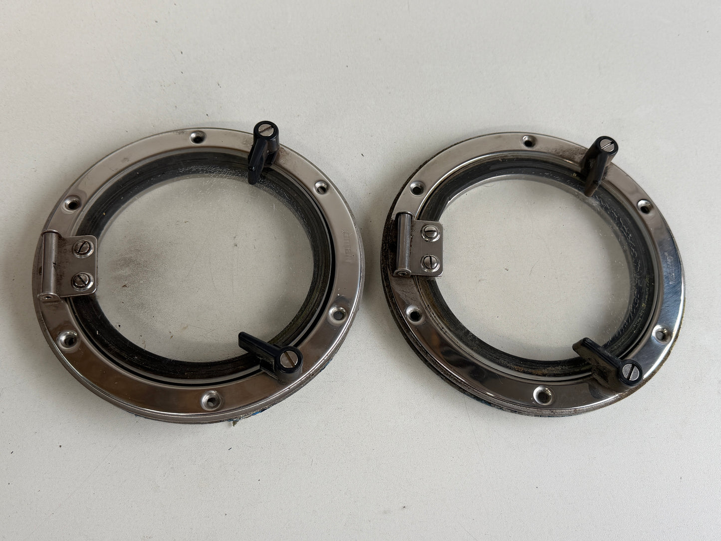 2 x Vetus 185 mm patrijspoort