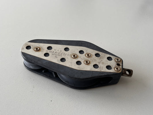 Harken vioolblok gelagerd met draaiwartel