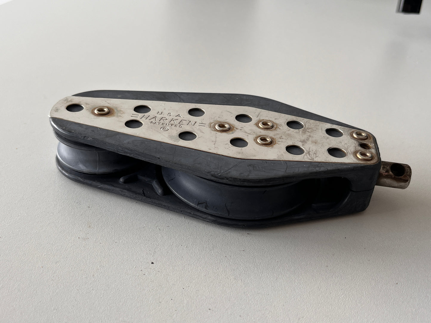 Harken vioolblok gelagerd met draaiwartel