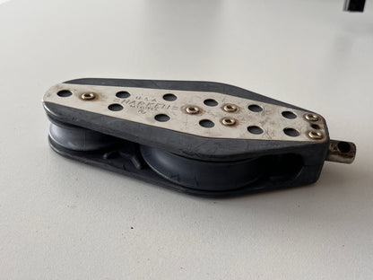 Harken vioolblok gelagerd met draaiwartel