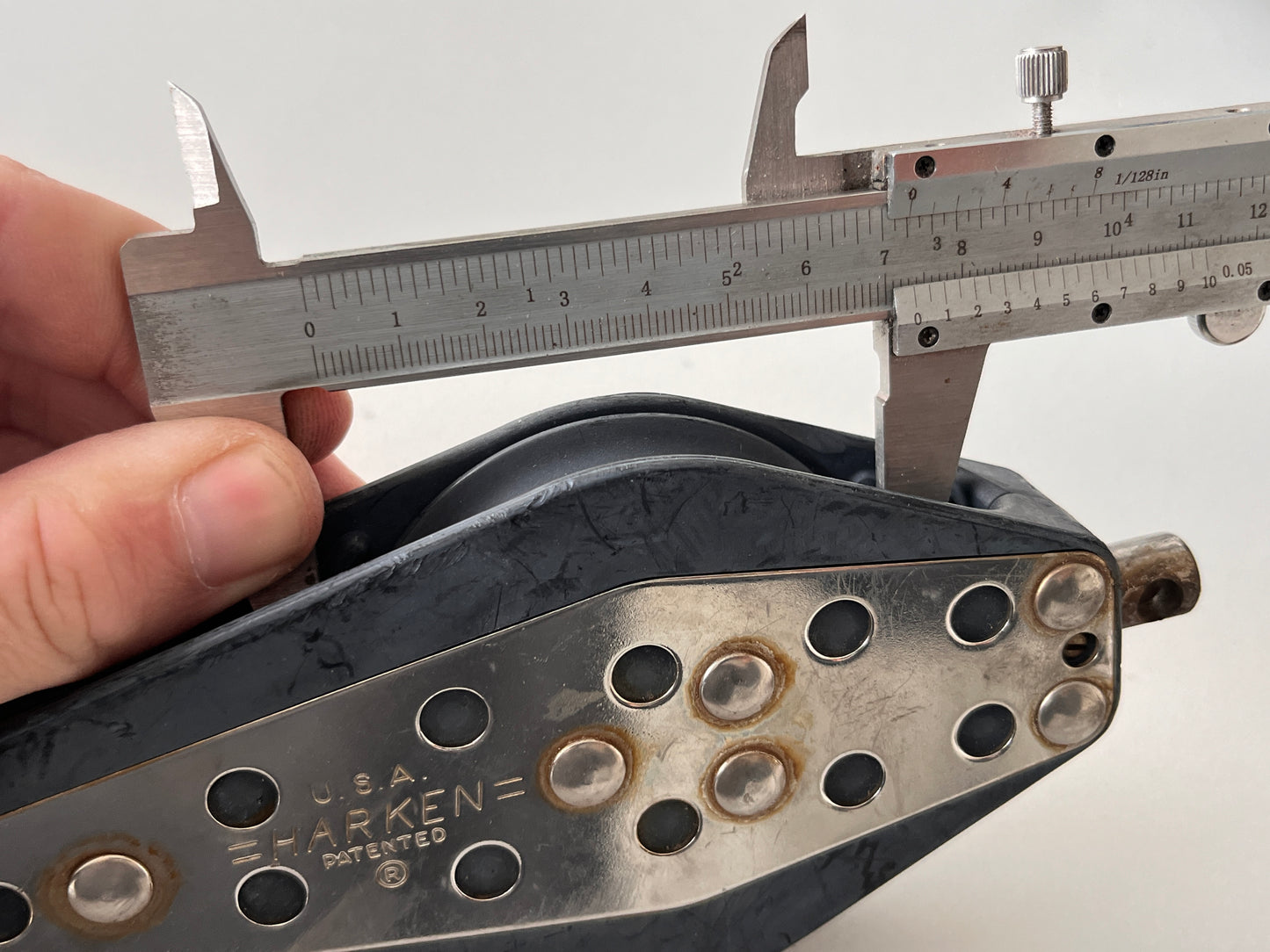 Harken vioolblok gelagerd met draaiwartel