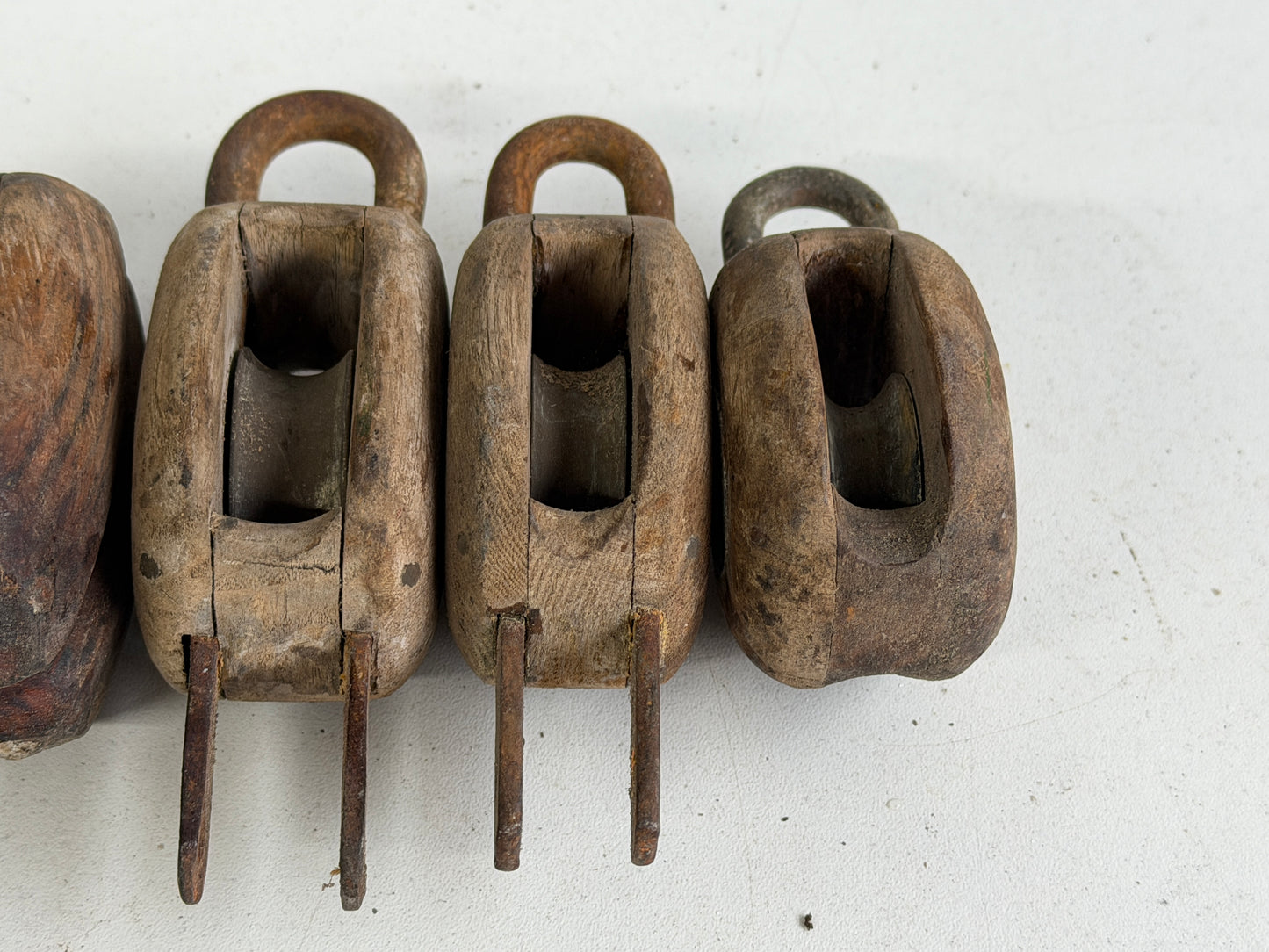 Houten blokken met bronzen schijven