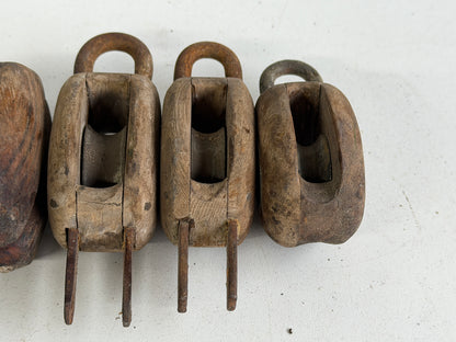 Houten blokken met bronzen schijven