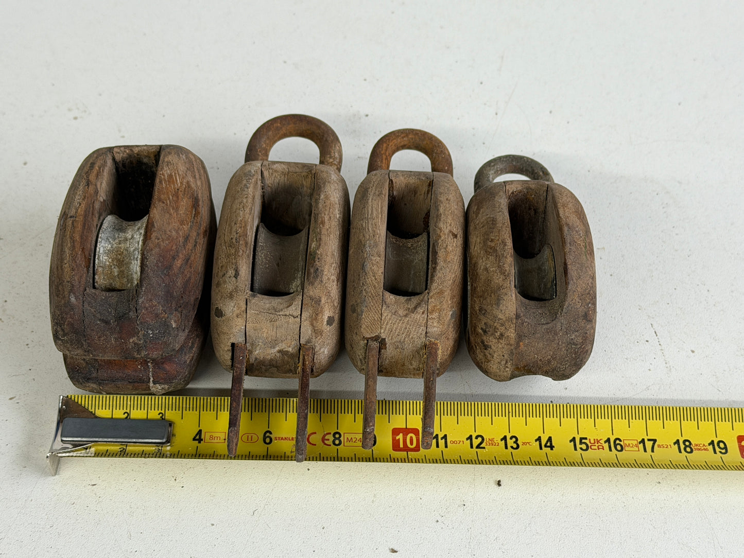 Houten blokken met bronzen schijven