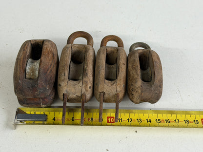 Houten blokken met bronzen schijven