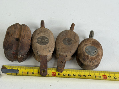Houten blokken met bronzen schijven