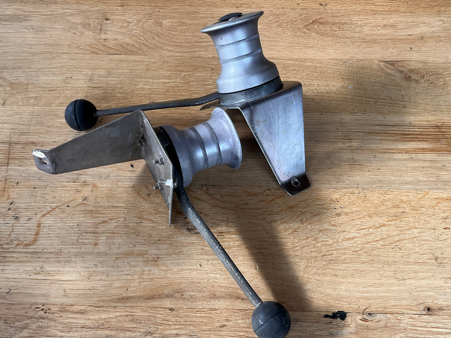 Gibb lieren met hendels op steuntjes