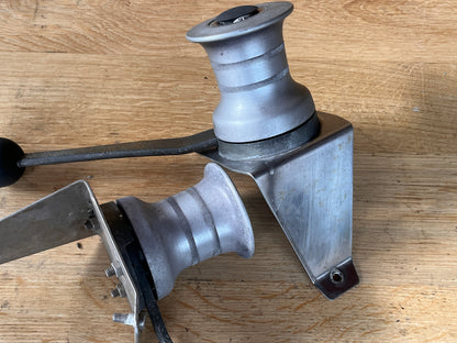 Gibb lieren met hendels op steuntjes