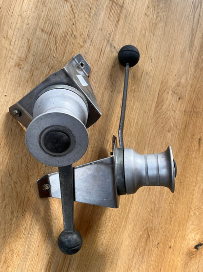 Gibb lieren met hendels op steuntjes