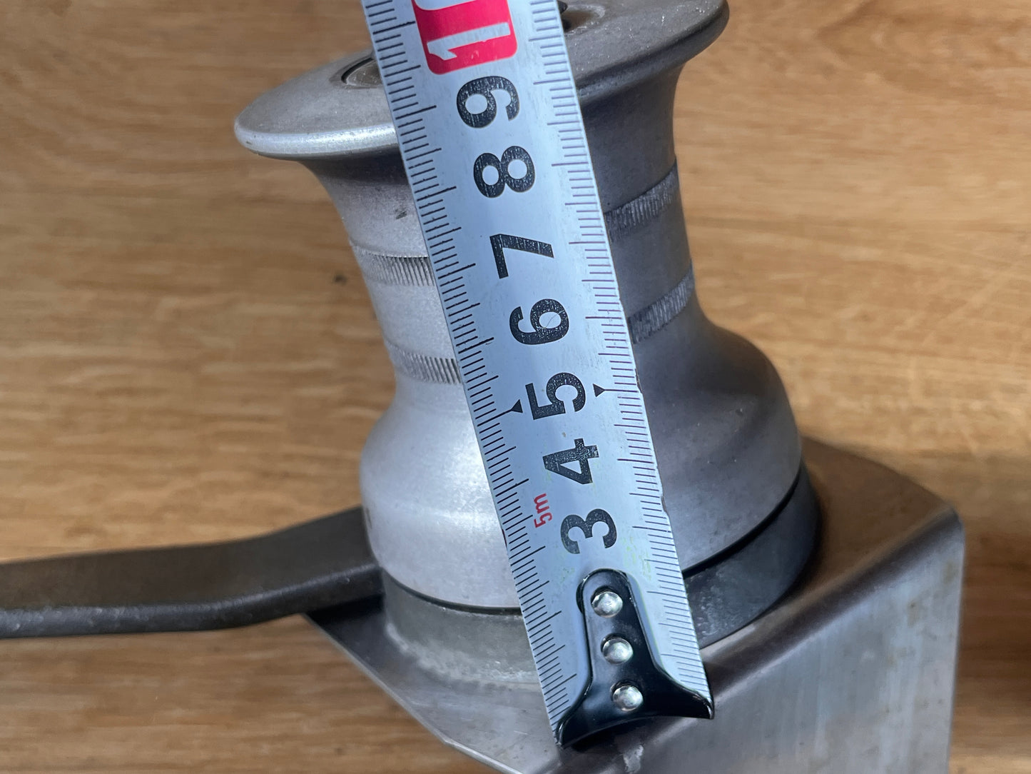 Gibb lieren met hendels op steuntjes