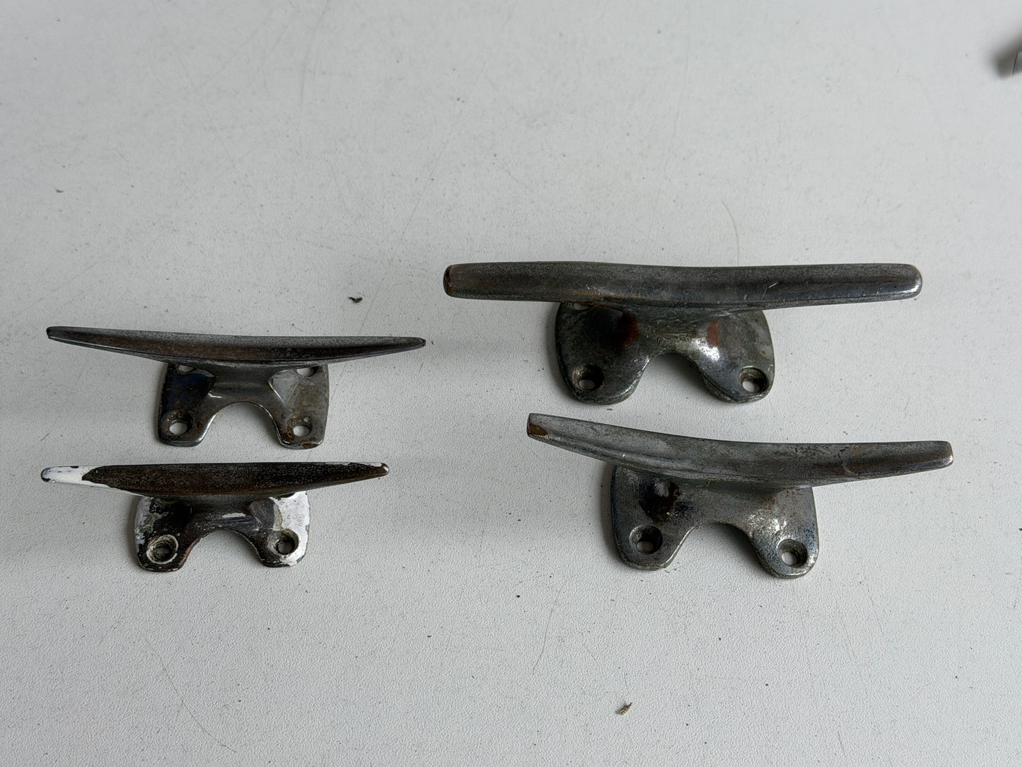 4 bronzen/messing kikkers 125/100/95/79 mm