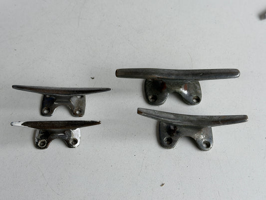 4 bronzen/messing kikkers 125/100/95/79 mm