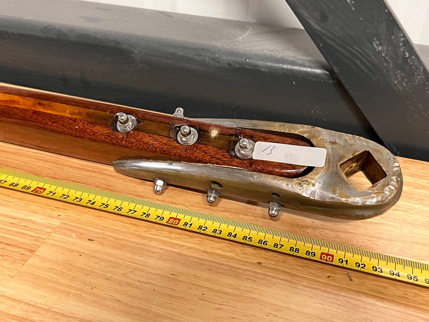 Houten helmstok met bronzen beslag 90 cm