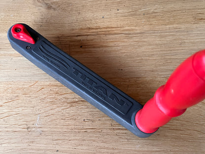 Titan lierhendel met dubbel handvat gelagerd